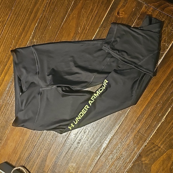 Woman's black Under Armour compression pants size medium - Picture 1 of 4